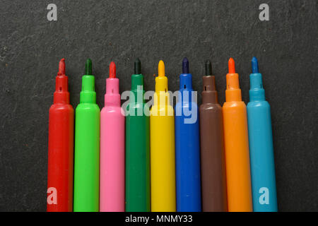 Stapel von farbigen Filzstiften auf schiefer Ebene: Detailansicht Stockfoto