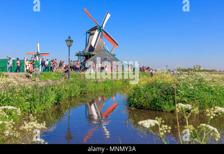 Zaanse Schans, Niederlande - Mai 08, 2018: die Menschen zu Fuß in Zaanse Schans Nachbarschaft Stockfoto