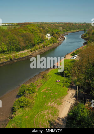 Blick auf den Fluss von einem 19 Road Bridge in der Nähe von South Hylton, Tyne Verschleiß und Abnutzung, England Stockfoto