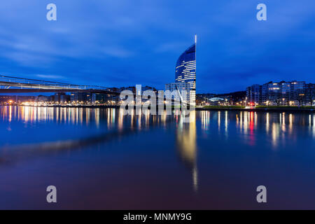 Belgien, Wallonien, Lüttich, Reflexionen in Maas Stockfoto