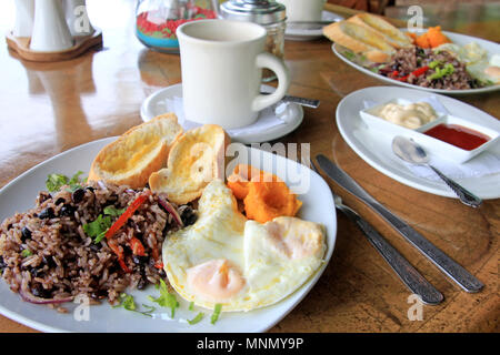 Traditionelle Gallo Pinto Frühstück mit Eiern, Bohnen und Reis in Costa Rica, auch in Nicaragua Stockfoto