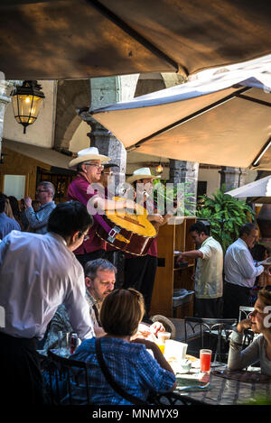 Mariachi Sänger in einem Restaurant im Innenhof, San Angel Kunst und Handwerk Samstag Markt, Plaza San Jacinto, San Angel, Mexiko City, Mexiko Stockfoto