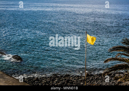 Blick auf den Atlantik und die gelbe Flagge auf dem Callao Salvaje Strand. Stockfoto