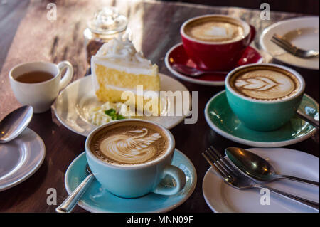 Kaffee Zeit im Holz Tisch Cafe, trinken Kaffee und leckeren Kuchen Stockfoto