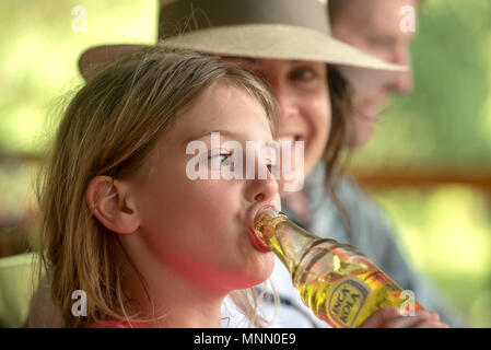 Mädchen drinkingg Soda in einem Restaurant in der Galapagos-inseln, Ecuador. Stockfoto