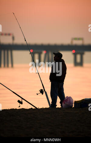 Lange Exposition der Fischer und der Chesapeake Bay Bridge, in der Nähe von Annapolis, Maryland Stockfoto