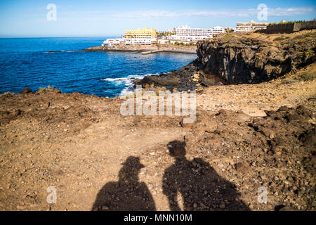 Blick auf die Callao Salvaje Dorf und Meer. Die Schatten von zwei Personen auf dem Boden. Stockfoto