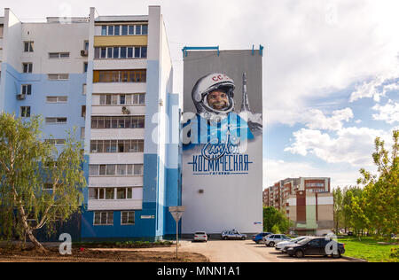 Samara, Russland - 16. Mai 2018: Portrait von Juri Gagarin auf der Fassade des Wohnhauses. Text in Russisch: Samara Kosmischen Stockfoto