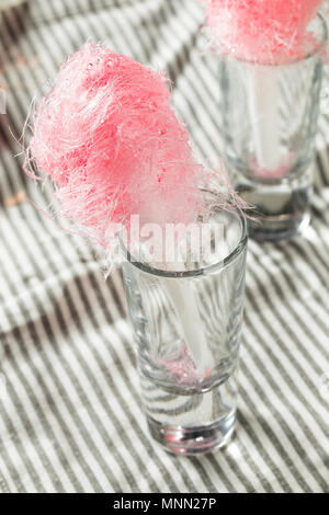 Zuckerhaltige Rosa hausgemachte Baumwolle Zuckerwatte auf einem Stick Stockfoto