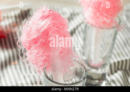 Zuckerhaltige Rosa hausgemachte Baumwolle Zuckerwatte auf einem Stick Stockfoto