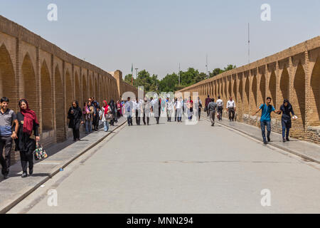 ISFAHAN, IRAN - 28. APRIL 2015: Nicht identifizierte Personen in der Alten Brücke Si-o-Seh Pol, die Brücke von 33 Bögen, in Isfahan, Iran Stockfoto