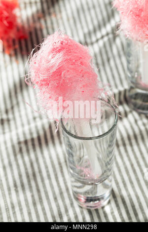 Zuckerhaltige Rosa hausgemachte Baumwolle Zuckerwatte auf einem Stick Stockfoto