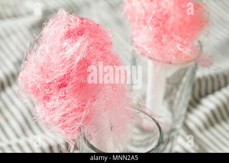 Zuckerhaltige Rosa hausgemachte Baumwolle Zuckerwatte auf einem Stick Stockfoto