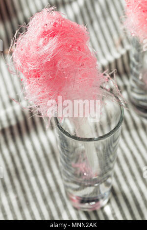 Zuckerhaltige Rosa hausgemachte Baumwolle Zuckerwatte auf einem Stick Stockfoto