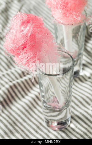 Zuckerhaltige Rosa hausgemachte Baumwolle Zuckerwatte auf einem Stick Stockfoto