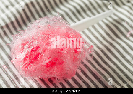 Zuckerhaltige Rosa hausgemachte Baumwolle Zuckerwatte auf einem Stick Stockfoto