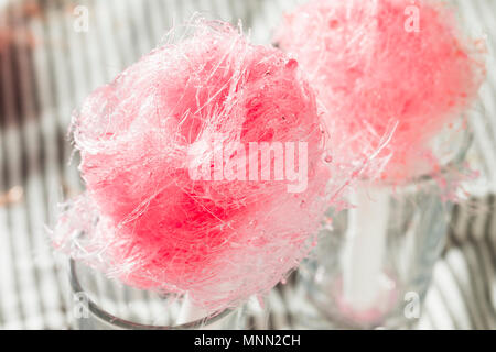 Zuckerhaltige Rosa hausgemachte Baumwolle Zuckerwatte auf einem Stick Stockfoto