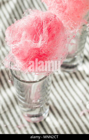 Zuckerhaltige Rosa hausgemachte Baumwolle Zuckerwatte auf einem Stick Stockfoto