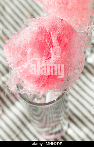 Zuckerhaltige Rosa hausgemachte Baumwolle Zuckerwatte auf einem Stick Stockfoto