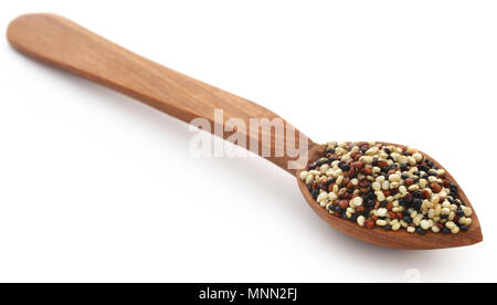 Frischer gemischter Quinoa in Löffel aus Holz Stockfoto