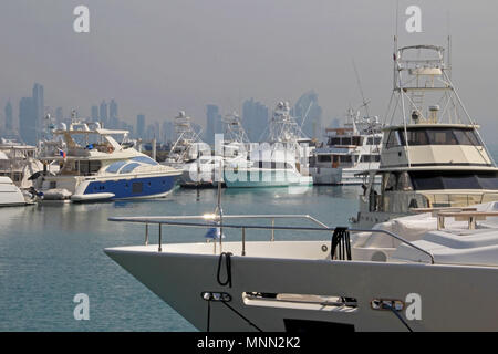 Luxus Yachten in der Front, die Skyline von Panama City, Smog und die Luftverschmutzung im Hintergrund, Panama Stockfoto