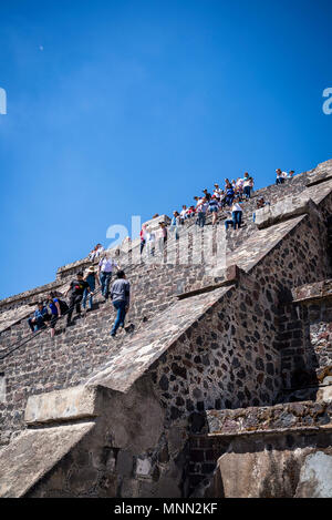 Menschen, die Kriechen, der sich die steilen Stufen der Pyramide des Mondes. Teotihuacan, ehemaliger präkolumbischen Stadt und eine archäologische Komplex nordöstlich von Mex Stockfoto