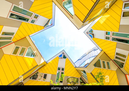 Rotterdam, Niederlande, 26. Mai 2017 - Menschen zu Fuß mit dem Cube Häuser in Rotterdam Stockfoto