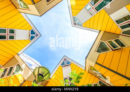 Rotterdam, Niederlande, 26. Mai 2017 - Menschen zu Fuß mit dem Cube Häuser in Rotterdam Stockfoto