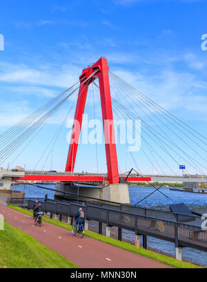 Rotterdam, Niederlande - 03.Mai 2018: Blick auf Willemsbrug in Rotterdam. Stockfoto