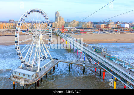 Das Riesenrad und die Pier in Scheveningen in den Niederlanden Stockfoto