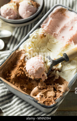 Hausgemachte Neopolitan Eis mit Schoko Vanille und Erdbeere Stockfoto