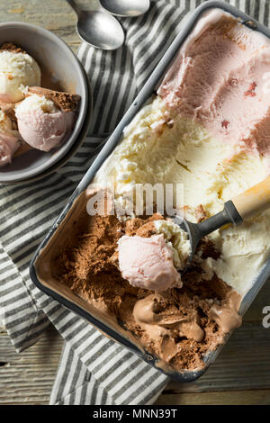 Hausgemachte Neopolitan Eis mit Schoko Vanille und Erdbeere Stockfoto