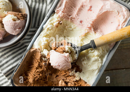 Hausgemachte Neopolitan Eis mit Schoko Vanille und Erdbeere Stockfoto