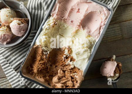 Hausgemachte Neopolitan Eis mit Schoko Vanille und Erdbeere Stockfoto