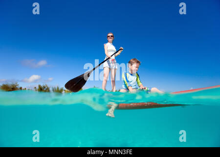 Mutter und Sohn paddeln auf Stand up Paddle Board Stockfoto