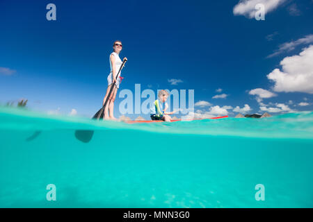 Mutter und Sohn paddeln auf Stand up Paddle Board Stockfoto