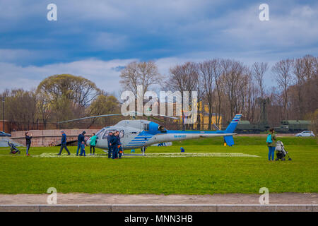 ST. PETERSBURG, Russland, 17. Mai 2018: Der Hubschrauber Mi-8 TV RA -24100 von Alliance Avia AON zieht vor dem Hintergrund des Museums der Artillerie Stockfoto