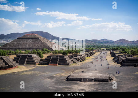 Blick auf die Straße der Toten und die Pyramide der Sonne, von der Pyramide des Mondes. Teotihuacan, archäologischen Komplex nordöstlich von Mexico City, Stockfoto