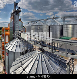 Ein Mais und Getreide Trocknung aufbauend auf Route 48 unter kalten