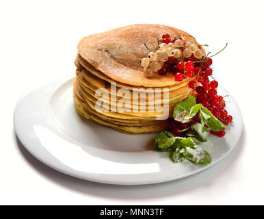 Pfannkuchen auf einer weißen Platte mit Johannisbeere Konfitüre und Beeren Stockfoto