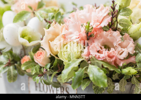 - Nahaufnahme, Wallpaper Frühling Stimmung. schönen Luxus Blumenstrauß aus gemischten Blumen in der Frau Hand. Die Arbeit der Florist in einem Blumenladen. Horizontale Foto Stockfoto