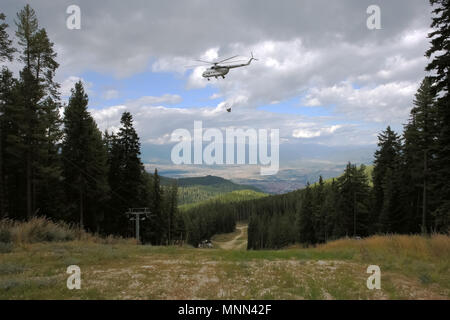 Ein großer Hubschrauber Transporte Fracht im Skiort Bansko, Bulgarien. Stockfoto