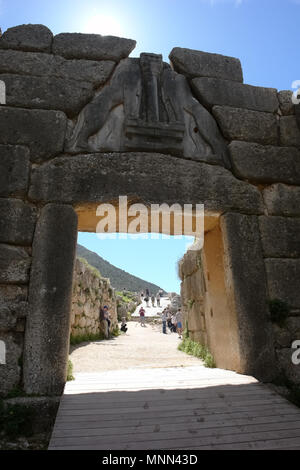 Mykines, Griechenland - April 1, 2015: Blick durch die Lion Gate auf einen Stein weg und Touristen in die antike Akropolis in Mykene. Stockfoto