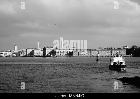 Royal William Yard in Plymouth, einem alten Marinestützpunkt, als über den Fluss Tamar von Mount Edgcumbe, Cornwall gesehen Stockfoto