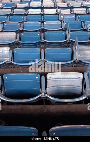 Reihen von blauen Klappsitzen in einer im Stadion Stockfoto