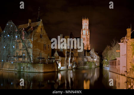 Rozenhoedkaai, (Rosenkranz Quay), Brügge, Belgien: Die Belfort, oder Belfried, nachts beleuchtet, in diesem, die klassische Ansicht der Brügge: Stockfoto