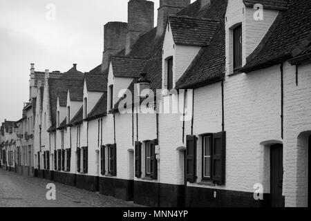 Balstraat, Brugge, Belgien: weiß getünchten Häuschen der Alten Schuhmacher' Guild Armenhaus, heute das Museum voor / Stockfoto