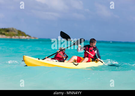 Vater und Sohn Kajak im tropischen Ozean Stockfoto