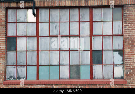 Alte Windows auf einem heruntergekommenen Industriegebäude im Warehouse District in New Orleans Stockfoto