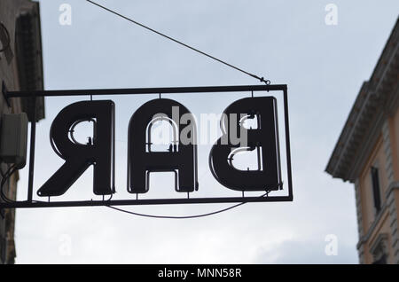 Die Rückseite eines Neon" Bar "Zeichen im Monti, Rom Stockfoto